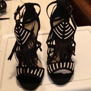 Shoes black and white strappy new aprox 4 in